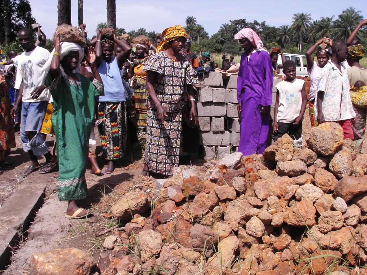 Menyi, 2006 - obyvatelé shromažďují kamenivo na štěrk ke stavbě